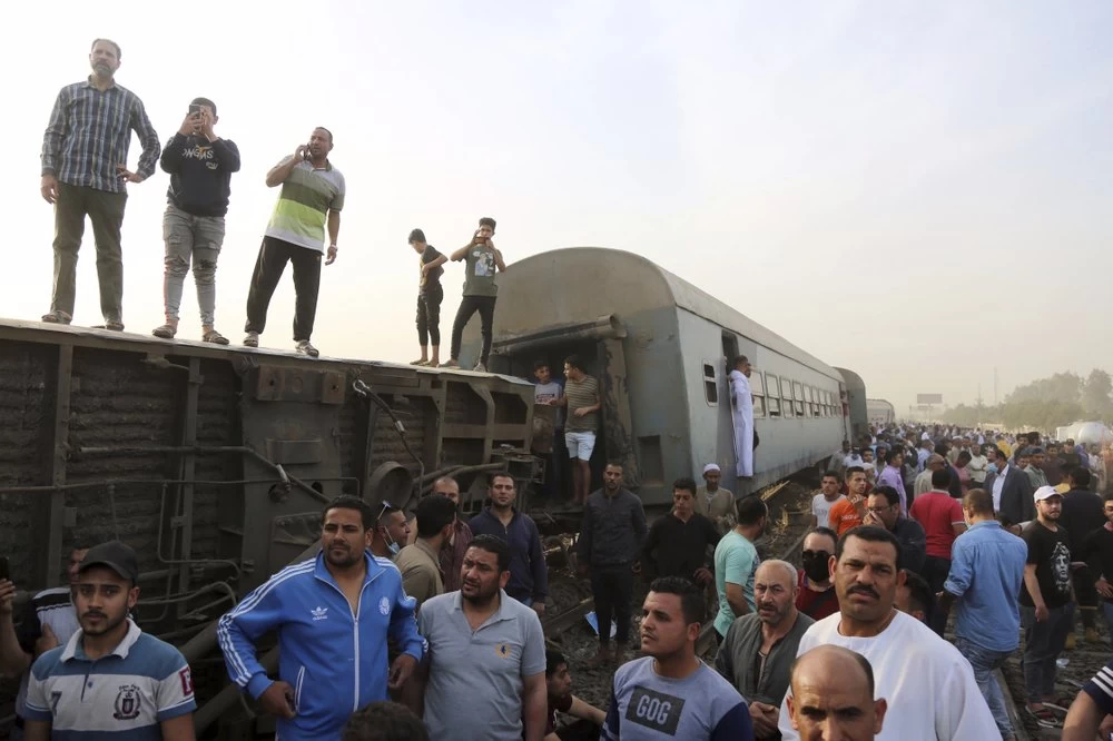 Passenger train derails in Egypt, hurts 97 people